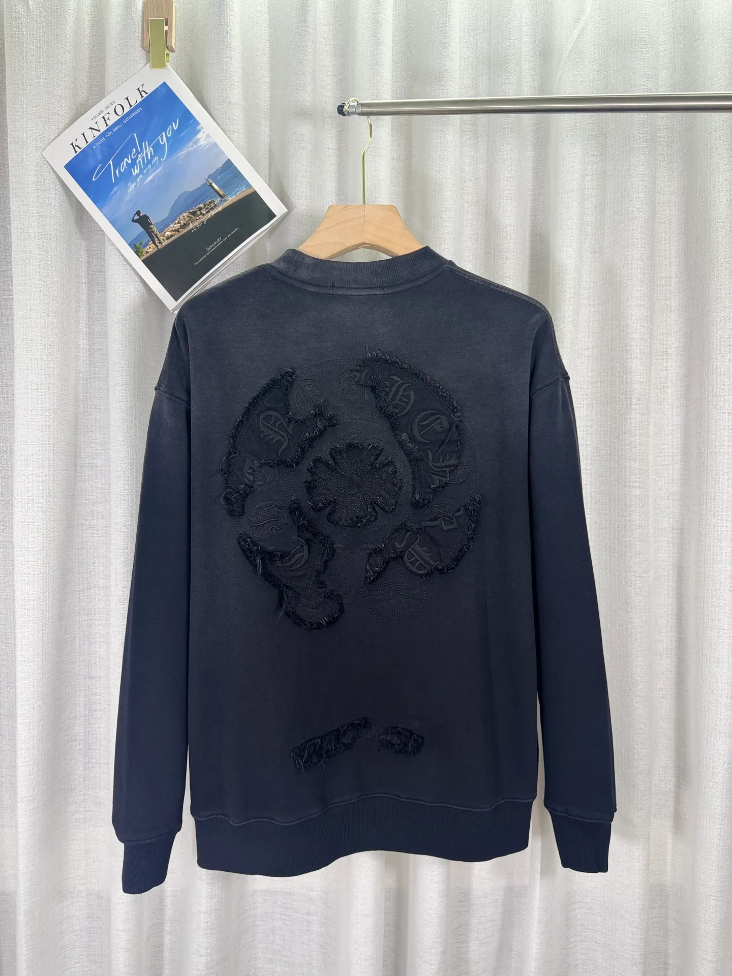 P260 top version, real shot without P, ​​different from market currency) 𝗖𝗵𝗿𝗼𝗺𝗲 𝗛𝗲𝗮𝗿𝘁𝘀/Cro Heart 2025 washed patch embroidery autumn and winter new original single counter American laser burnt 3D three-dimensional color embroidered couple casual sweatshirt 👑The highest version! Customized fabric 430g tripe terry fabric! American acid-washed and distressed original fabric laser burnt ✟appliqué embroidery and exquisite embroidery of letters! The best-selling model in the counter, very comfortable to wear. Accessories: original molded and authenticated collar label➕100% silk wash label. Genuine purchase-grade original hangtag➕matching hanging rope➕3D hanging beads➕original packaging bag. Craftsmanship: The original version has consistent wiring! The highest version of the armhole matching technique! Color: Red Black Size: S M L XL Style No.: 9308